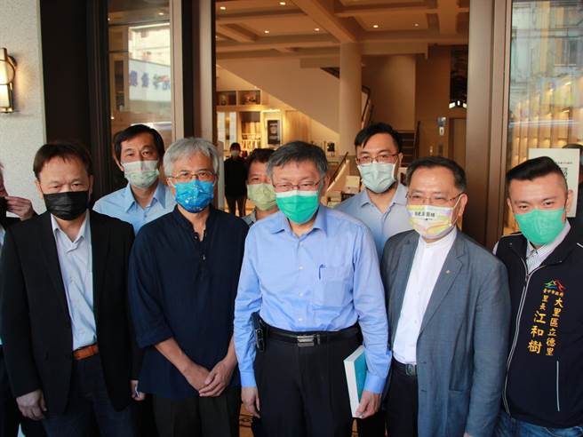今年是台湾文化协会成立百周年纪念，台北市长柯文哲（右2）参访文协在1927年设立的中央书局。（陈淑芬摄）