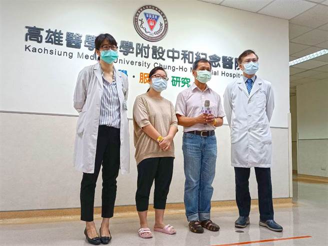 張童父母今早向高醫團隊及社會各界表達感謝。（袁庭堯攝）