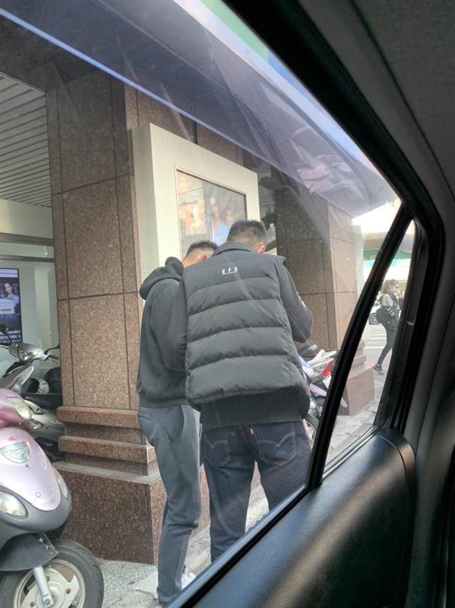 员警鹰眼发现诈骗车手在银行提款机前形迹鬼祟成功拦阻诈骗得逞。(警方提供／吕筱蝉桃园传真)