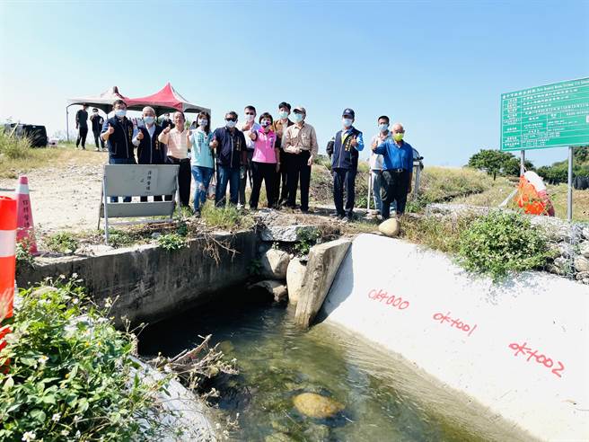 后里区牛稠坑沟引水路第一期工程将完工，立委将杨琼璎继续争取第二期改善。（陈淑娥摄）