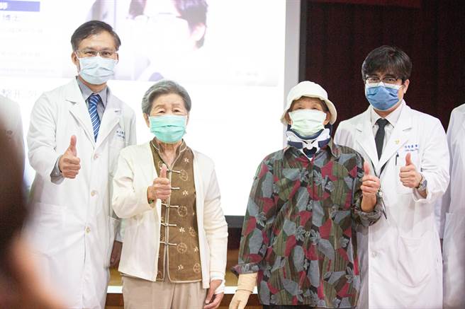 乳癌术后存活者每五个病患就一位有淋巴水肿的困扰，高医「奈米超显微淋巴管静脉吻合手术」帮助70岁郭妇（右二）、81岁庄妇（左二）摆脱困扰，找回生活品质。（袁庭尧摄）
