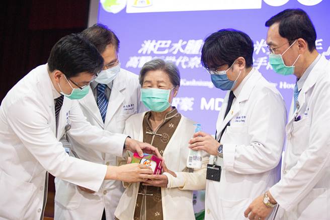 庄妇经治疗，左手臂的肿胀发炎几乎退去，可以重新穿回喜爱的衣服。（袁庭尧摄）