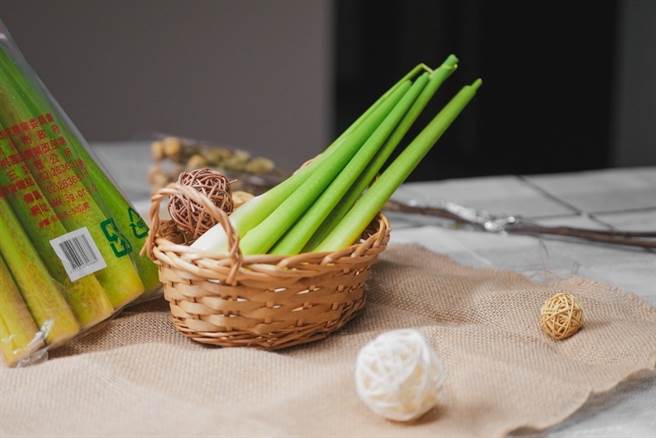 三芝茭白笋于秋季盛产，外型细长与笋肉洁白，富蛋白质与膳食纤维，搭配各式食材爽口又健康！(图/业者提供)