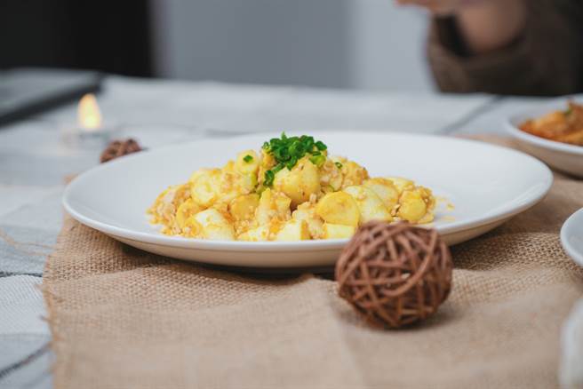 家常菜「金沙茭白笋」由金黄咸蛋稍加翻炒切块茭白笋，口感清脆开胃又下饭。(图/业者提供)