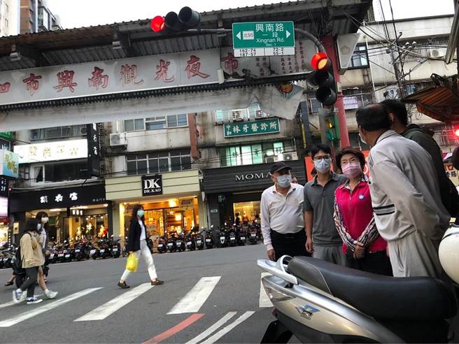 新北市中和興南夜市牌樓近來傳出將被拆除，新北市議員陳錦錠27日邀集中和區公所等單位前往會勘。（陳錦錠服務處提供）