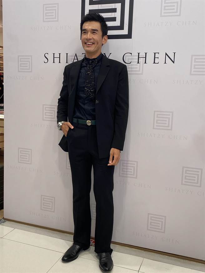 杨一展今天到嘉义远东百货为知名品牌当一日店长，穿着全身该品牌男装，展现型男魅力。（廖素慧摄）