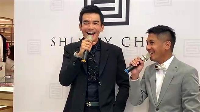 杨一展接受主持人访问，提到会来嘉义吃美食，到36弯看美景。（廖素慧摄）