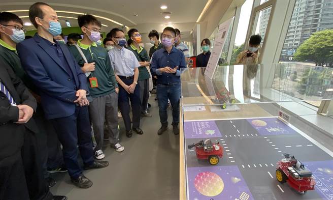 國資圖結合虎尾科大、修平科大合作推出「未來的未來－未來實驗室」主題展，透過展品呈現資通訊、物聯網、大數據分析、人工智慧、AI辨識等技術。（陳淑芬攝）