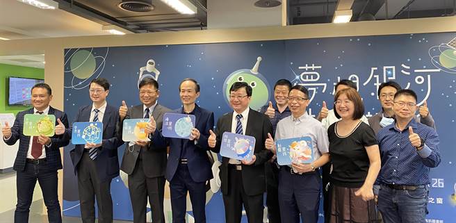 國資圖結合虎尾科大、修平科大合作推出「未來的未來－未來實驗室」主題展，透過展品呈現資通訊、物聯網、大數據分析、人工智慧、AI辨識等技術。（陳淑芬攝）