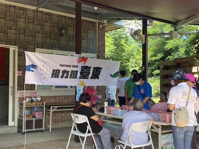 台東縣府表示，台東微旅行由縣內12家旅行社透過參訪行程，帶動台東的旅行社、遊覽車、領隊、餐飲業、伴手禮和體驗DIY活動等在地產業經濟。（蔡旻妤攝）