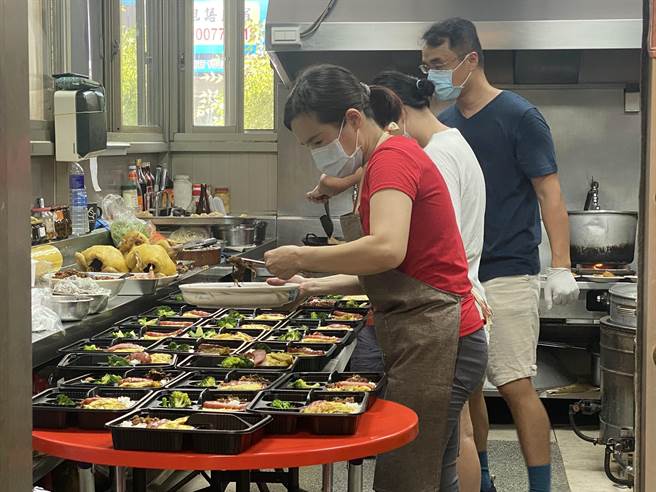 台東縣府表示，台東微旅行由縣內12家旅行社透過參訪行程，帶動台東的旅行社、遊覽車、領隊、餐飲業、伴手禮和體驗DIY活動等在地產業經濟。（蔡旻妤攝）