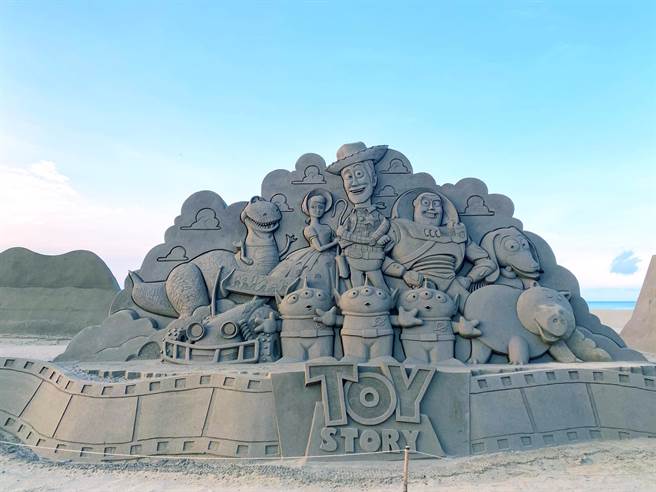 「2021福隆国际沙雕艺术季」以「重温皮克斯经典」为主题打造。（福容大饭店提供）