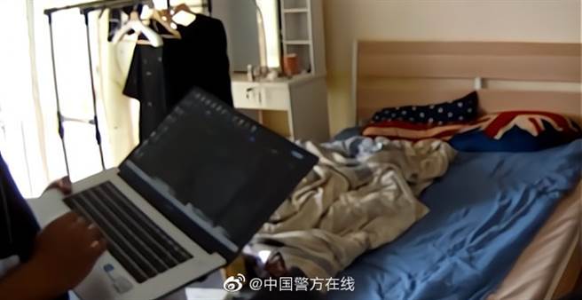導演沈居輝被捕現場，床上一片狼藉。(取自中國警方在線微博)