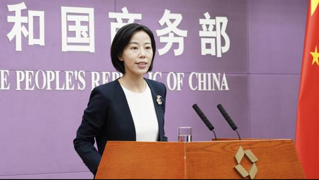 大陆商务部新闻发言人束珏婷。取自央视新闻