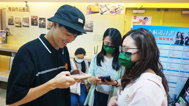 巨匠电脑邀请知名 Youtuber「SALU子竣」线上分享创业经验，盼藉由实力经验带给学员更多职涯的想法。（柯宗纬翻摄）