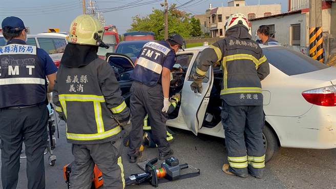 嘉义县消防局人员将受困车内男子救出送医。（嘉义县消防局提供∕吕妍庭嘉义传真）