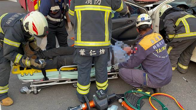 嘉义县消防局人员将受困车内男子救出送医。（嘉义县消防局提供∕吕妍庭嘉义传真）