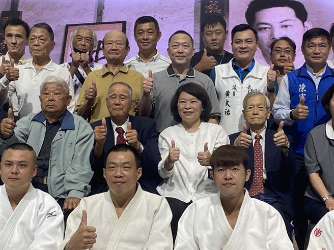 嘉义市长黄敏惠（右二）与各界人士观赏「和平柔道馆」纪录片 ，追忆当年柔道运动的风光。（廖素慧摄）
