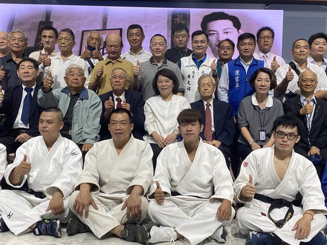 嘉义市政府拍摄「和平柔道馆」纪录片，市长黄敏惠（第二排中）与各界追忆已故陈戊寅馆长。（廖素慧摄）