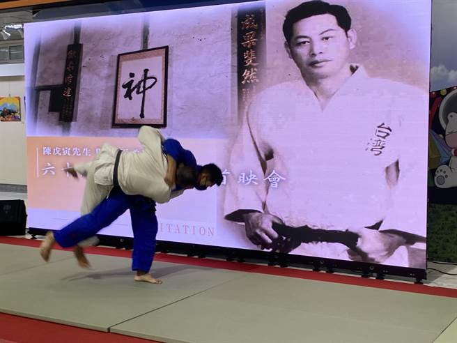 嘉义市政府首映「和平柔道馆」纪录片会场上，选手表演柔道。（廖素慧摄）