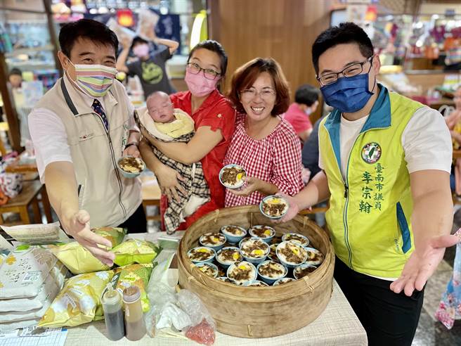 後壁社區特色產品賣進百貨公司地下美食街，在周年慶首3日擺攤。（程炳璋攝）