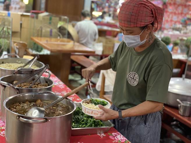 富貴食堂的割稻飯在百貨公司周年慶美食街擺攤。（程炳璋攝）