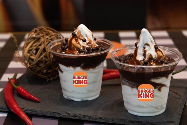 汉堡王将巧克力圣代，淋上TABASCO烟熏辣椒酱 X 哈巴尼罗辣椒酱，65元。（汉堡王提供）