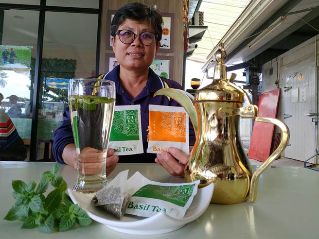 朴作良食创办人黄淑女（图）28日携契作户女青农杨桂芩与资深农民朱国宝，号召更多有志之士挑展百万年薪，盼增20公顷罗勒契作面积，力拼海外市场。（谢佳潾摄）