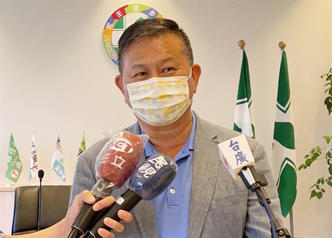 民进党台中市党部主委李天生说，林静仪具有参选资格，11月3日中常会做最后决定。（陈世宗摄）