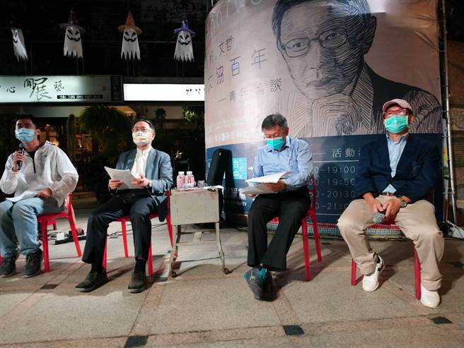 台北市長柯文哲(右二)參加文協百年青年論壇活動。(林欣儀攝)