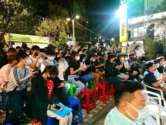 民眾黨在台中市龍井區舉辦文協百年青年論壇活動，吸引不少年輕學子參加。(林欣儀攝)