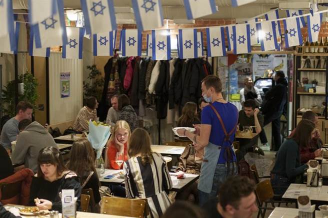 俄羅斯新增確診和死亡病例都創紀錄，莫斯科將暫停提供非必要服務11天。（圖／美聯社）