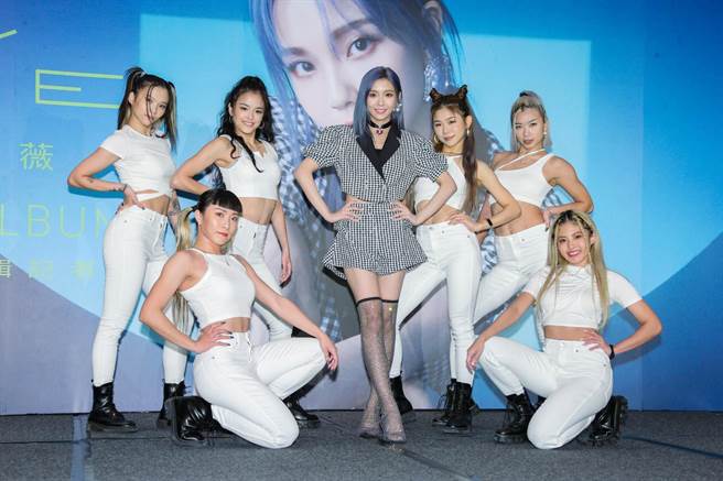 夏子薇举办发片记者会，在台上卖力唱跳。（罗永铭摄）