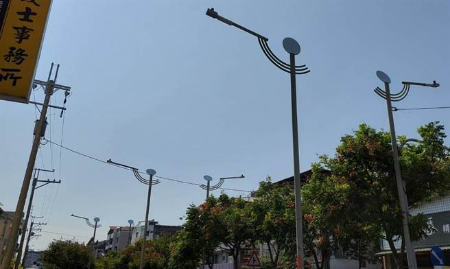 员林市挥别黑灯官司，今年8月起全市1.25万盏智能路灯全面启用，不只省下至少一半电费，故障不亮也无须等待民眾通报，就能即时监控掌握，由厂商主动进行检修。（谢琼云摄）