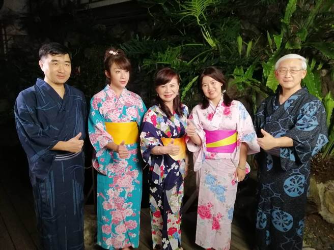 （左起）北市商业处处长高振源、北市议员许淑华、北市温泉发展协会理事长周水美、北市议员游淑慧、北市产发局副局长王三中，共同参与花浴衣直播秀。（北市温泉发展协会提供）