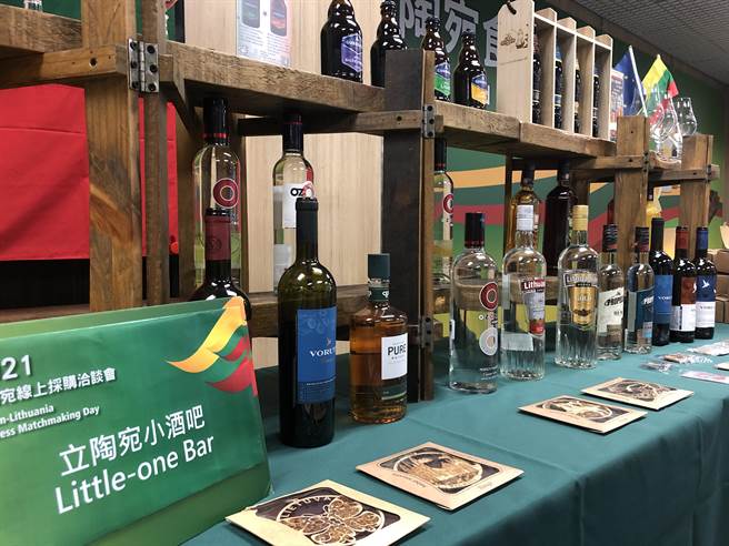 台湾中东欧访团今天来到立陶宛，举办商机媒合会，我方寻求与立国雷射技术合作，图为日前立陶宛在台北办商品採购会。(王玉树摄)