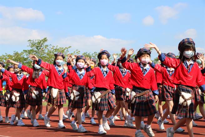 桃园市桃园区新兴国际中小学举办年度「国际日」系列活动，学生展现国外特色进场。（校方提供）