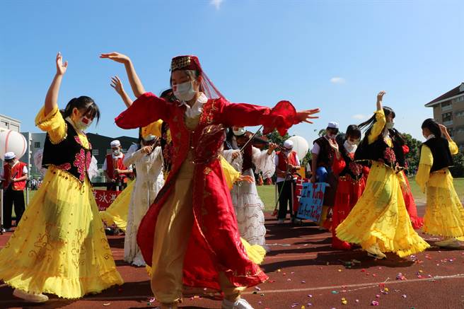 桃园市桃园区新兴国际中小学举办年度「国际日」系列活动，学生展现国外特色进场。（校方提供）