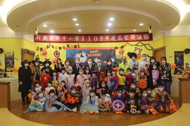 新兴国际中小学董事长魏照金、总校长魏宏恩、副总校长兼中小学部校长林继生于万圣节与各班代表合影。（校方提供）