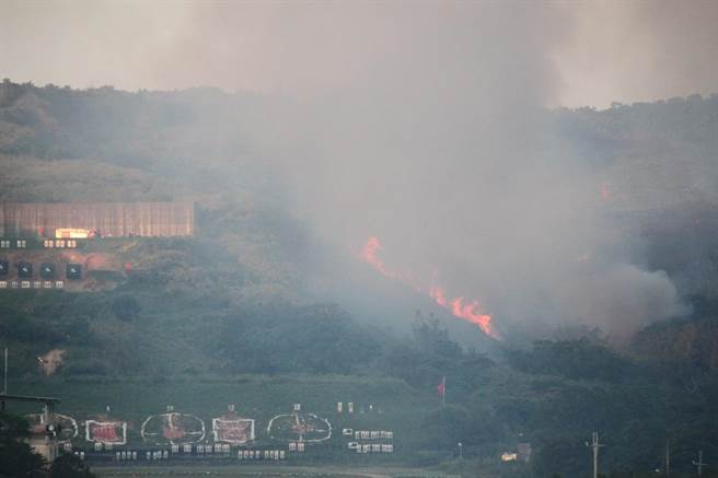 新竹县湖口营区靶场28日下午发生杂草火警，晚间近10点许扑灭。（民眾提供）