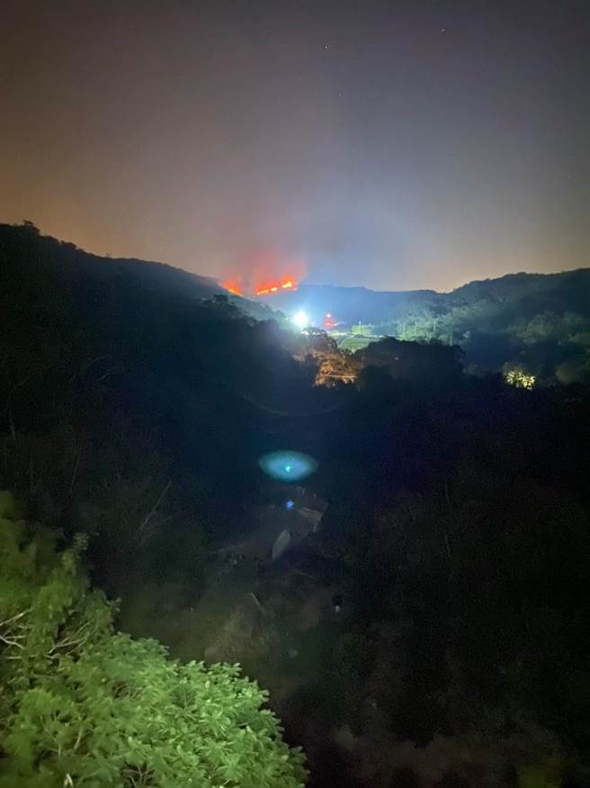 新竹县湖口营区靶场28日下午发生杂草火警，晚间近10点许扑灭。（民眾提供）
