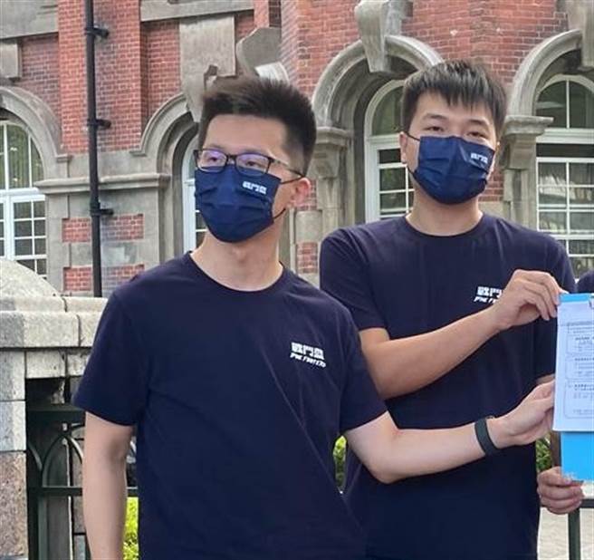 战斗蓝青年杨植斗、萧敬严。(图/杨植斗提供)