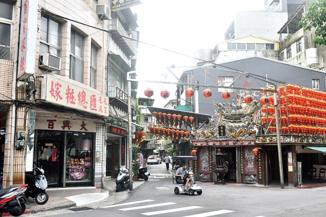 南万华的东园街是台湾早期重要街道，在产业没落后，东园街商圈逐渐转向南万华内需市场，然而在年轻一代回家创新经营后，逐渐有新颖店家吸引外来客。图／顏谦隆