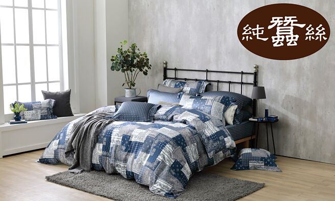 蚕丝被因为天然多孔隙纤维特性与18种氨基酸成分，让它具有优异的温度调节能力与亲肤透气性，能适应天气变化、改善睡眠品质，深受民眾喜爱。图／郭亚欣