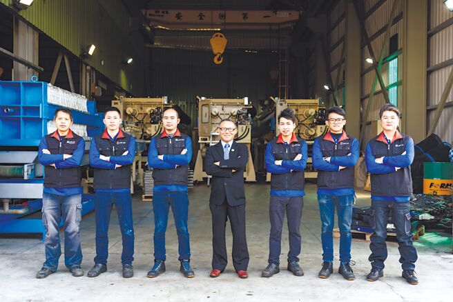 台湾卜力斯董事长吕明旺（中）与客服团队，为客户提供最优化的水资源管理。图／业者提供