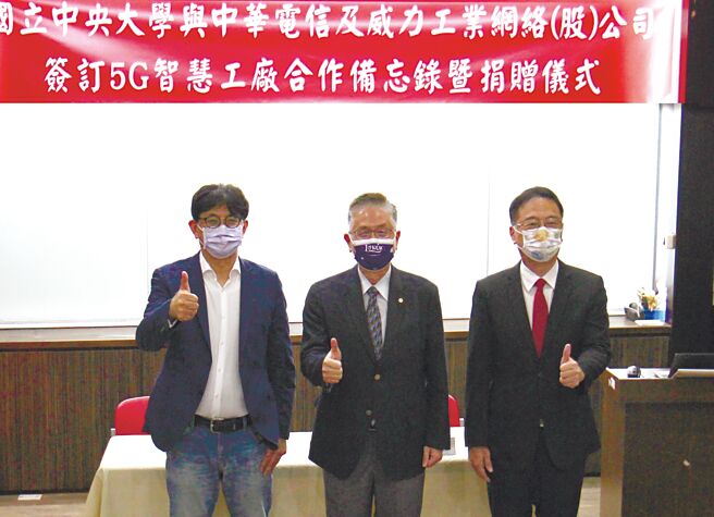 威力工业董事长施作君（左一）。图／李其芳