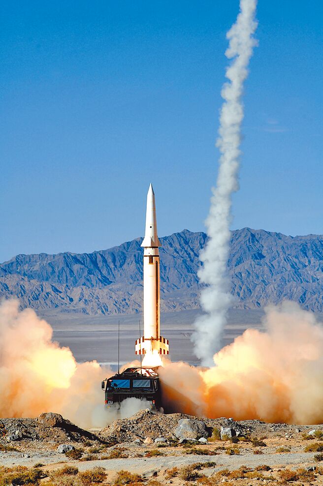 國防部最新的書面報告，證實中共7月試射高超音速載具，而且「一共試射2枚」。圖為導彈發射瞬間。（中新社）