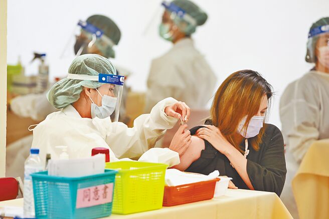 台大公卫学者建议，疫苗施打率衝高后，可採取「绿色通行证」，对国人出国返国或外国旅客进一步松绑，图为民眾接种BNT疫苗。（杜宜谙摄）