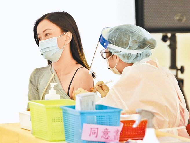 美国FDA专家小组全票通过 ，将为5至11岁儿童接种辉瑞／BNT新冠疫苗。图为民眾在中正纪念堂接种BNT。（杜宜谙摄）