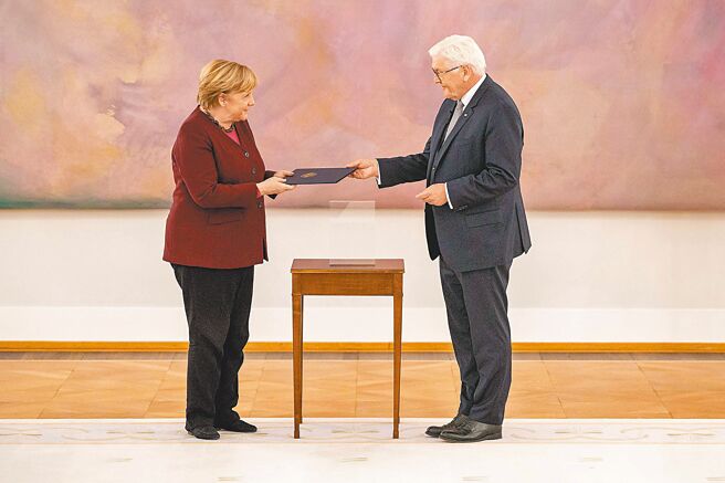 德国总统史坦麦尔26日在德国总统府举行的政府卸任仪式上，将任期结束通知正式交给担任德国总理16年之久的梅克尔。（摘自德国联邦政府官方脸书）